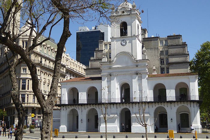 Vista do Cabildo de Buenos Aires a partir da Plaza de Mayo, um dos principais edifícios históricos da cidade