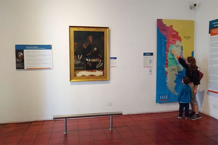 Interior do Cabildo de Buenos Aires, antigo edifício colonial com galerias e pátio histórico